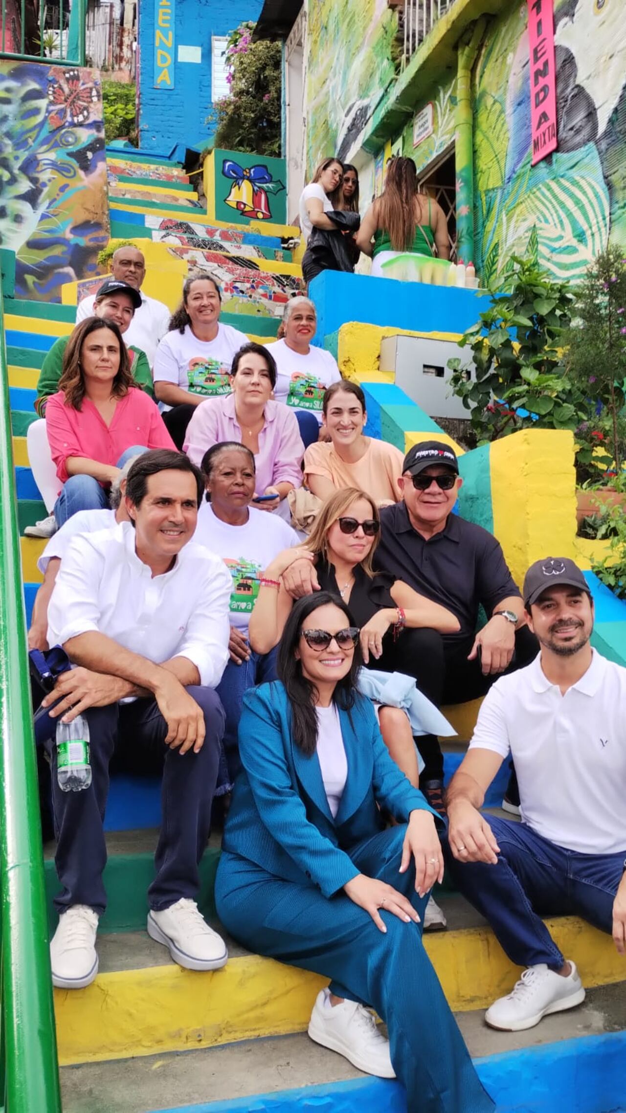 El empresario musical que nació en Siloé visitó este sábado sus calles para conocer las iniciativas culturales que se desarrollan en el mismo y brindar apoyo. Foto Compromiso Valle