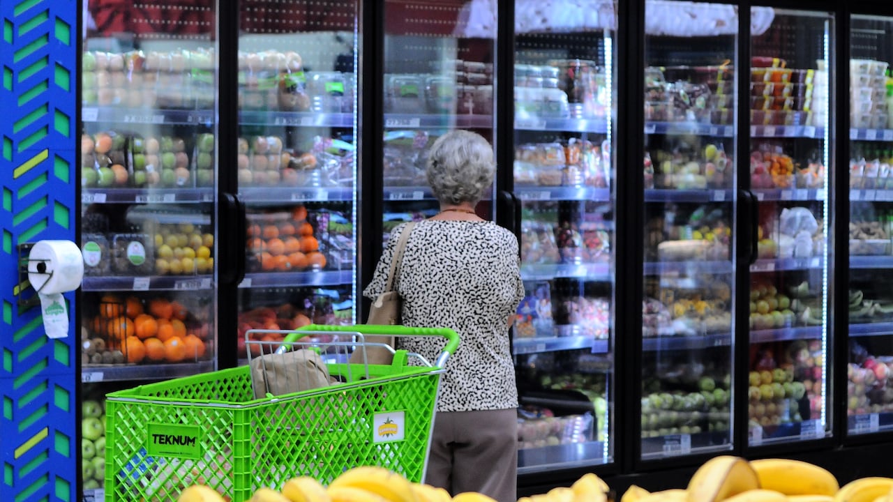 Cali: Precios de alimentos siguen altos en Cali, amas de casa perciben que el costo de la canasta familiar no baja, la inflación baja pero lento. Foto José L Guzmán. El País
