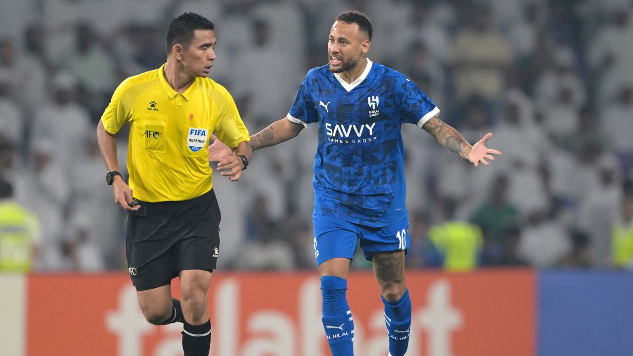 Neymar le hace un reclamo al árbitro que pitó el compromiso ante al Al-Ain, en la victoria de su equipo 5-4 por Liga de Campeones de Asia.