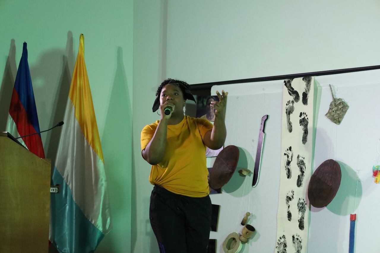 Víctima del Pacifico canta su dolor en la Universidad javeriana.