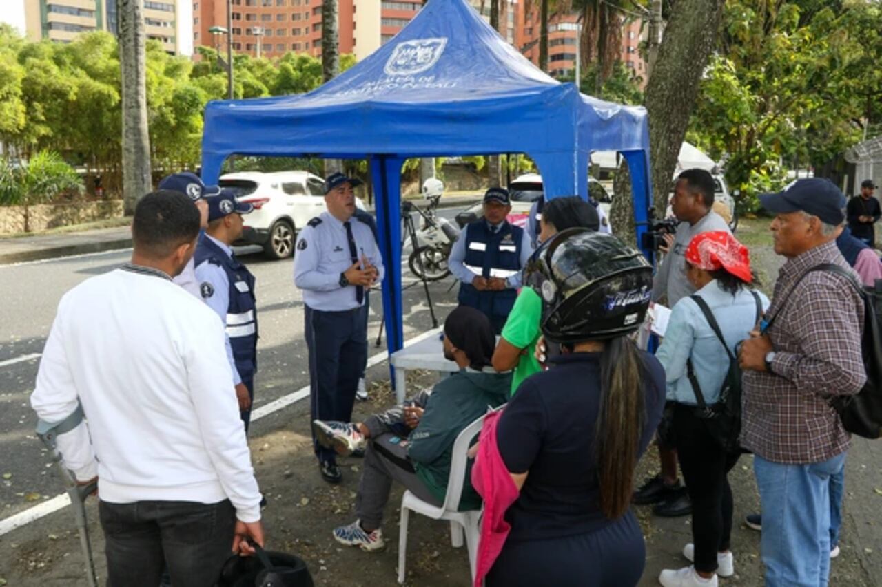 Los motociclistas reciben charlas dentro del Plan Salvador de la Secretaría de Movilidad de Cali.