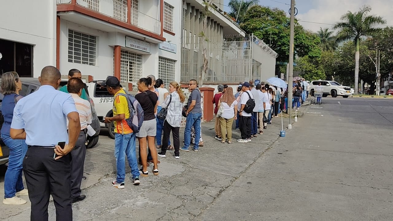 Largas filas Disfarma Cali 25 de marzo 2025.