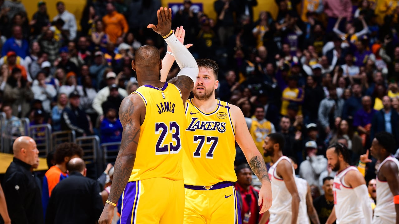 Show a cargo de Lebron y Doncic con los Lakers