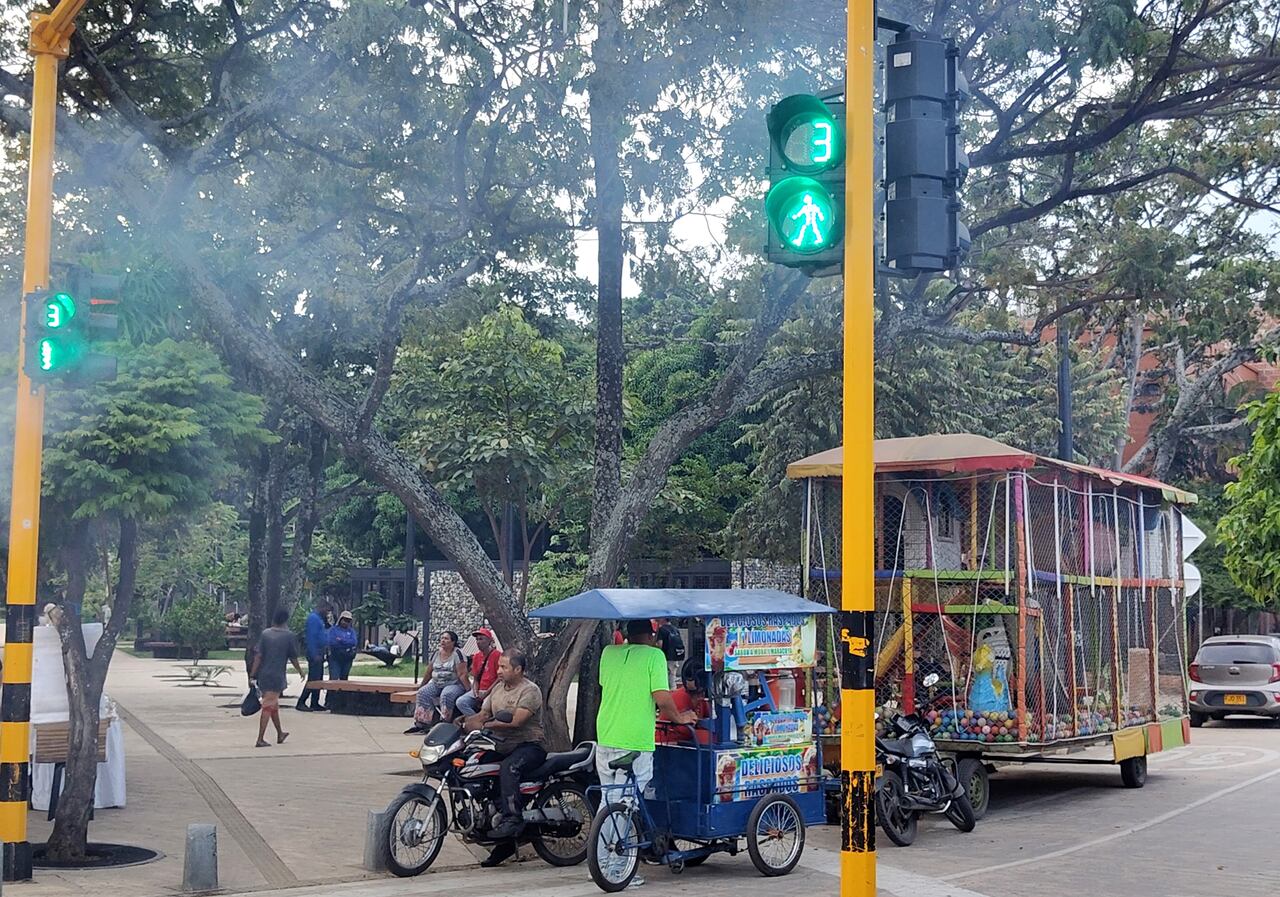 Lo bueno, lo malo y lo feo del Bulevar de Oriente en Cali, un proyecto de revitalización urbana que busca transformar el espacio público en el oriente de la ciudad, un sector con muchos problemas sociales. Hoy el bulevar es un espacio de interacción social, recreación y cultura, pero también de consumo de drogas, ventas informales, con mucha falta de cultura de motociclistas y muchos hurtos. Foto Jorge Orozco