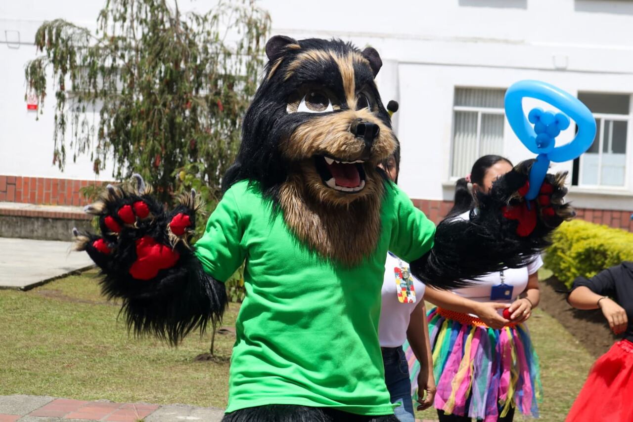 Una sonrisa en medio de la hospitalización: así llegaron los funcionarios de la alcaldía, integrantes de la fuerza pública y profesionales de la salud al centro asistencial más importante de Popayán.