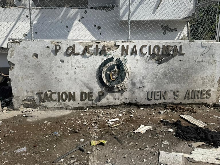 Los policías después fueron apoyados por integrantes del Ejército, quienes llegaron en la tarde de ese marte hasta el área urbana para poner en fuga a los alzados en armas.