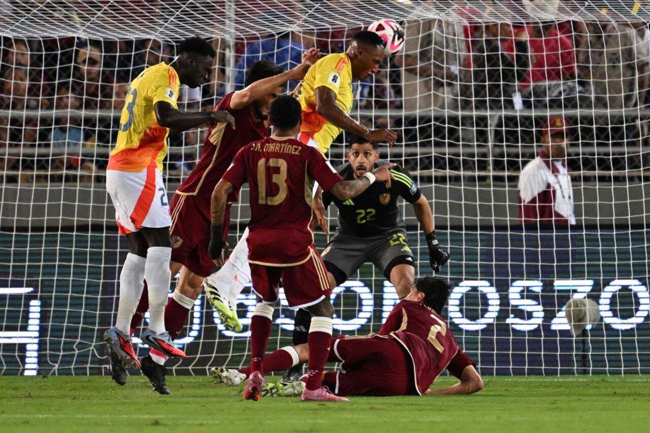 Colombia enfrentando a Venezuela en Maturín por la última jornada de la Eliminatoria