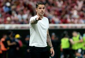 Gago dejó las Chivas de Guadalajara para regresar a su país natal, anunció el club rojiblanco el 10 de octubre de 2024. Según la prensa argentina, Gago regresa a Argentina para asumir como nuevo entrenador de Boca Juniors. (Foto ULISES RUIZ / AFP)