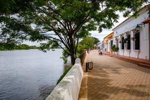 Paseo fluvial con típicas casas históricas, árboles y río, Santa Cruz de Mompox, Colombia, Patrimonio de la Humanidad
