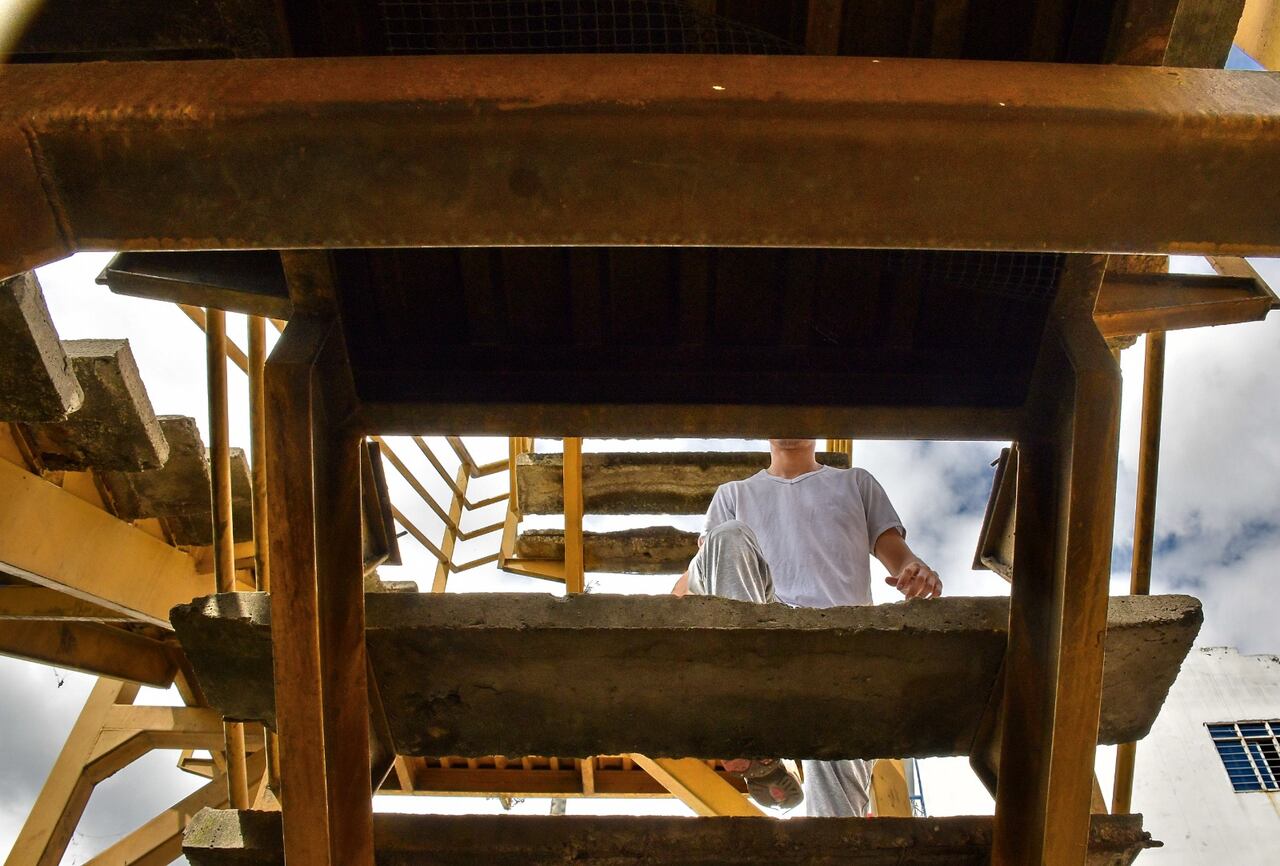 La falta de escalones es uno de los problemas recurrentes en los puentes peatonales de la ciudad. Este es el panorama en la Av. Ciudad de Cali con 7s Bis.