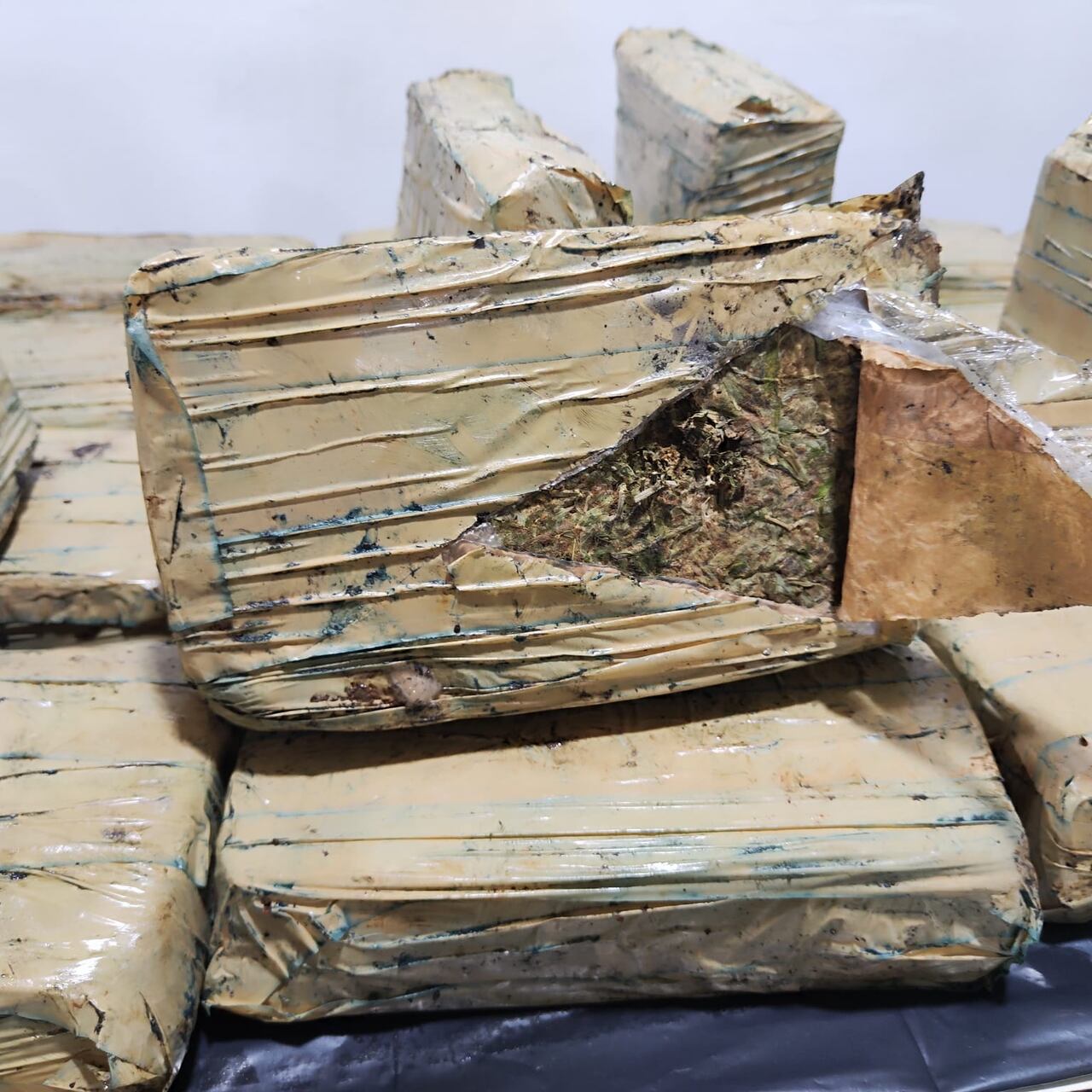 Droga oculta en compresor: 40 paquetes de marihuana iban hacia Nariño