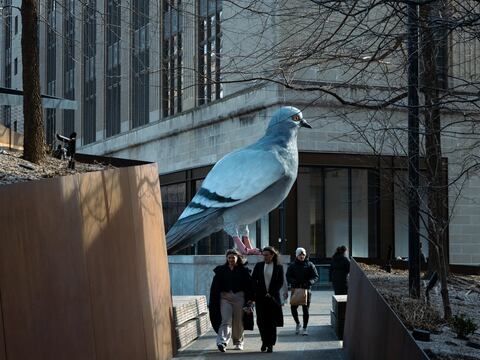 La monumental paloma de Iván Argote que domina el High Line de Nueva York