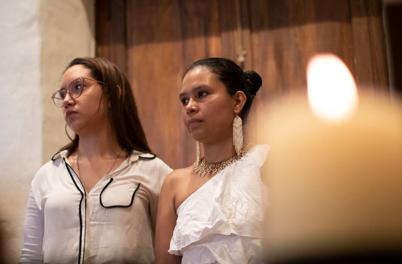 Daniela Mostacilla, a la derecha, mujer buscadora de desaparecidos en Colombia.