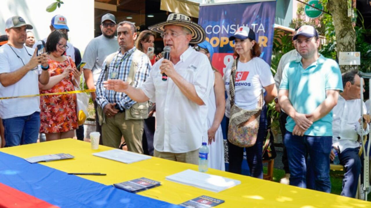 El expresidente Álvaro Uribe recoge firmas en Cartagena.
