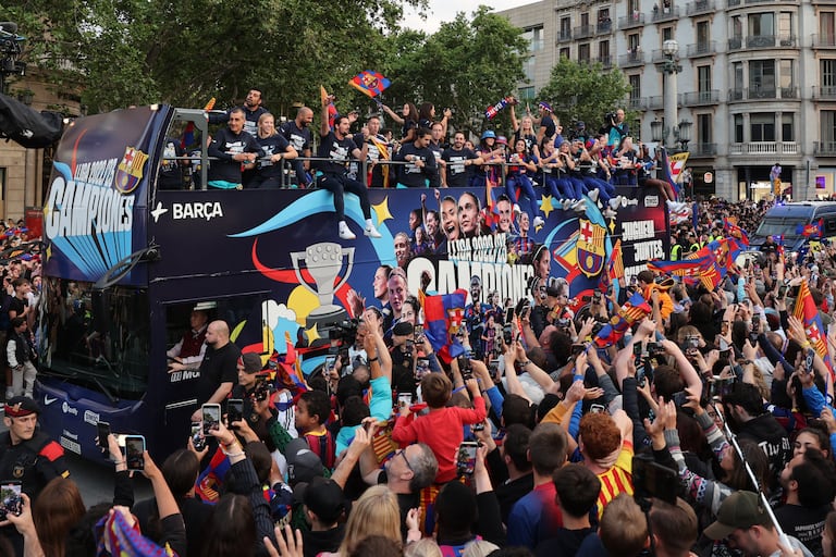 Los jugadores del Barcelona celebran el título de la Liga de España con sus aficionados.