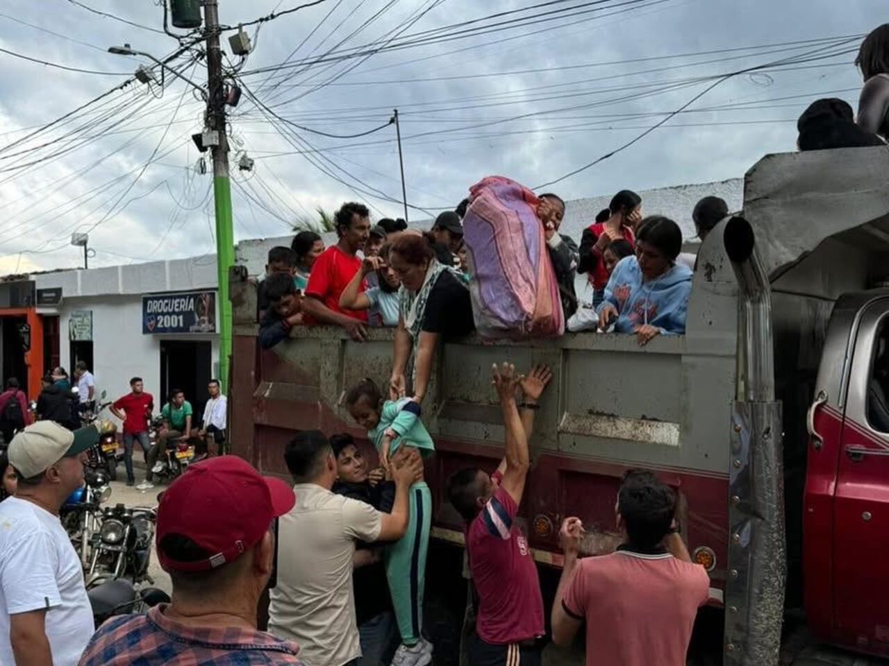 De acuerdo con las autoridades de Cúcuta, los esfuerzos en la recolección de alimentos y de gestión de ayudas humanitarias no son suficientes para la cantidad de personas que tuvieron que desplazarse de manera masiva y que están llegando a esa ciudad desde el Catatumbo.
