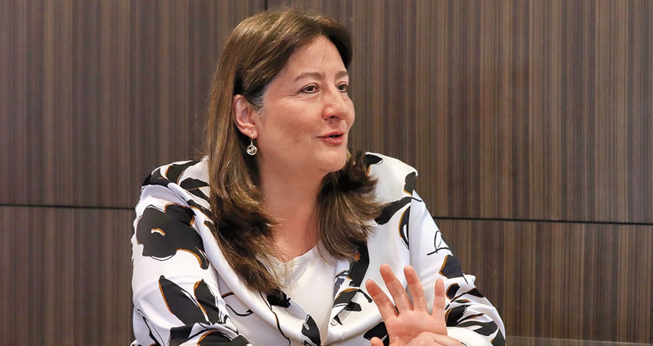 Uno de los dolores de cabeza de la ministra de Justicia, Ángela María Buitrago, es el hacinamiento y las pésimas condiciones penitenciarias. Afirma que el presidente Petro no les ha bajado la caña a los ataques y al presunto plan para atentar contra el Palacio de Justicia.