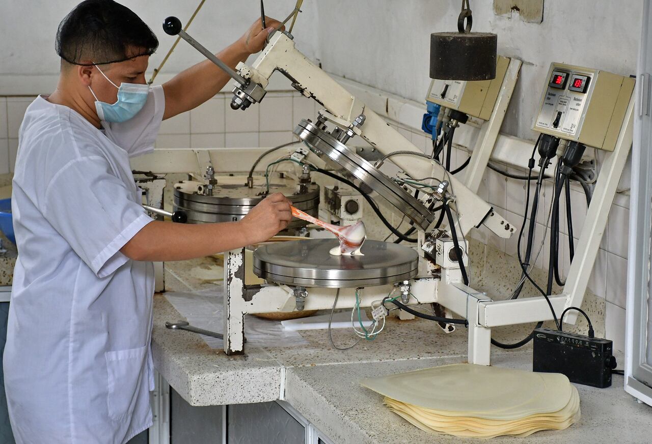 En la Iglesia de la Merced en Cali, Dentro del Convento, junto al patio de San José, hay un taller casi que artesanal y tal vez por eso el único. Un grupo de monjas, fabrican las hostias que llenan los cáliz de todas las parroquias y las iglesias de la ciudad. Fotos Raúl Palacios / El Pais.