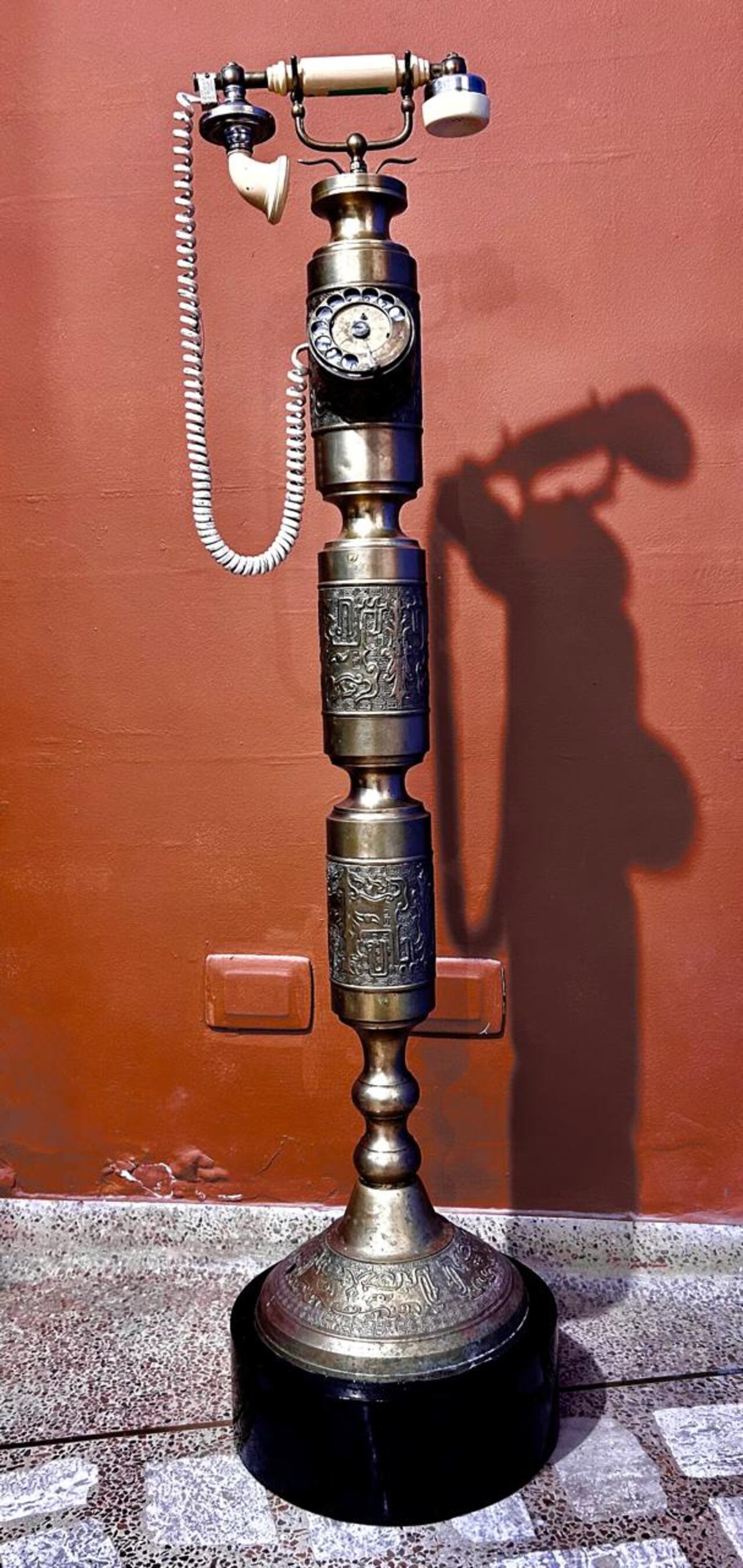 Teléfono de pedestal adquirido por el Museo CALIWOOD en el Mercado de las Pulgas de la Calle 16.