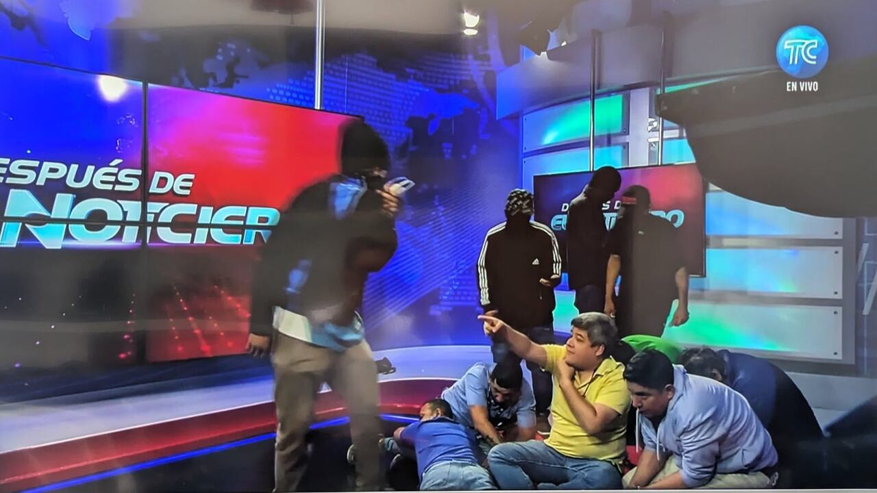 El personal del canal fue obligado a estar acostado en el suelo mientras los delincuentes merodeaban el lugar.