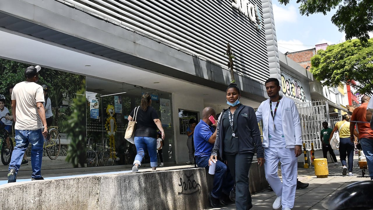 Sigue la crisis en el sistema de salud en Colombia. En la mañana de este martes, 28 de mayo, las directivas de la EPS Sura presentaron una solicitud formal al Gobierno Nacional para retirarse del sistema de salud de Colombia. foto José L Guzmán. EL País