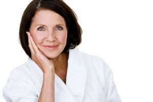 La falta de protección solar adecuada es otro error común, ya que las mujeres de 50 años pueden subestimar el daño causado por los rayos UV en su piel envejecida.