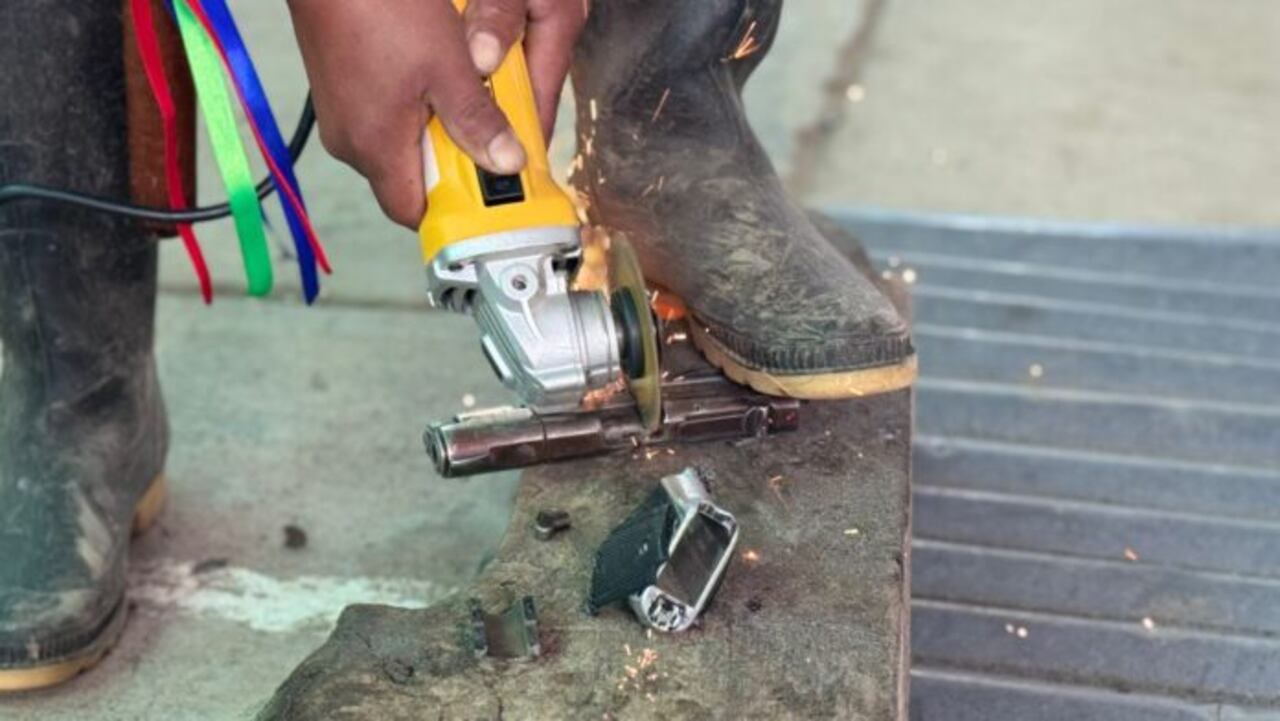 La guardia indígena fue la encargada de destruir las armas por orden de las comunidades del resguardo de Vitoncó, ubicado al oriente del Cauca.