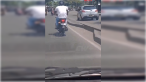 Placa de papel de una motocicleta en Cali.