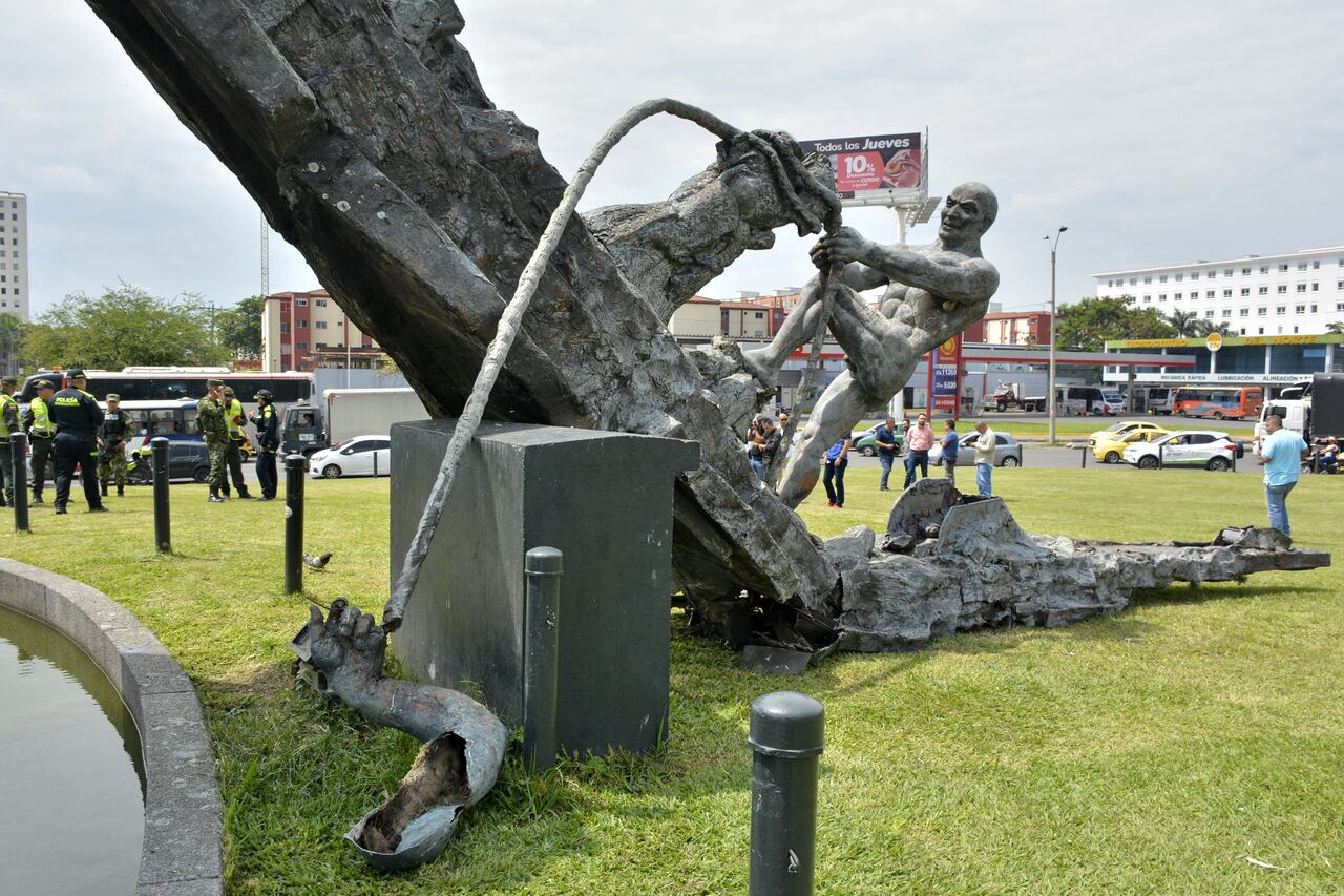 Monumento a la Solidaridad se partió a la mitad. La falta de mantenimiento a esta estructura insignia de Cali, la cual se había convertido en hábitat de cientos de palomas, se desplomó. En su interior se encontraron nidos de palomas, con huevos y pichones. La base de la estructura está hecha de hierro y su recubrimiento es de fibra de vidrio, la cual parecer cedió con el tiempo