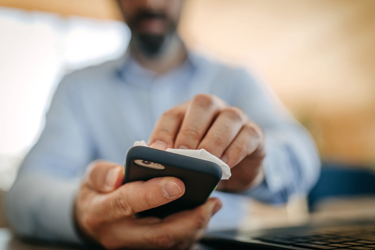 Aquí encontrará consejos sobre cómo limpiar correctamente la pantalla del celular.