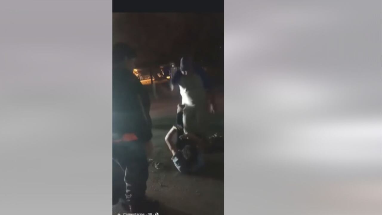 Impresionante video de hombre que le da latigazos a ladrón que robó su tienda