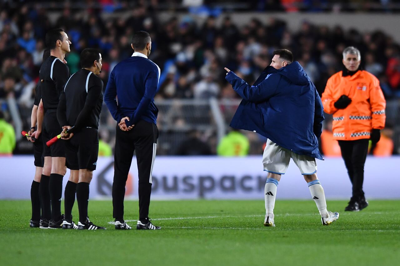 Lionel Messi señalando a Wilmar Roldán al final del partido entre Argentina y Venezuela