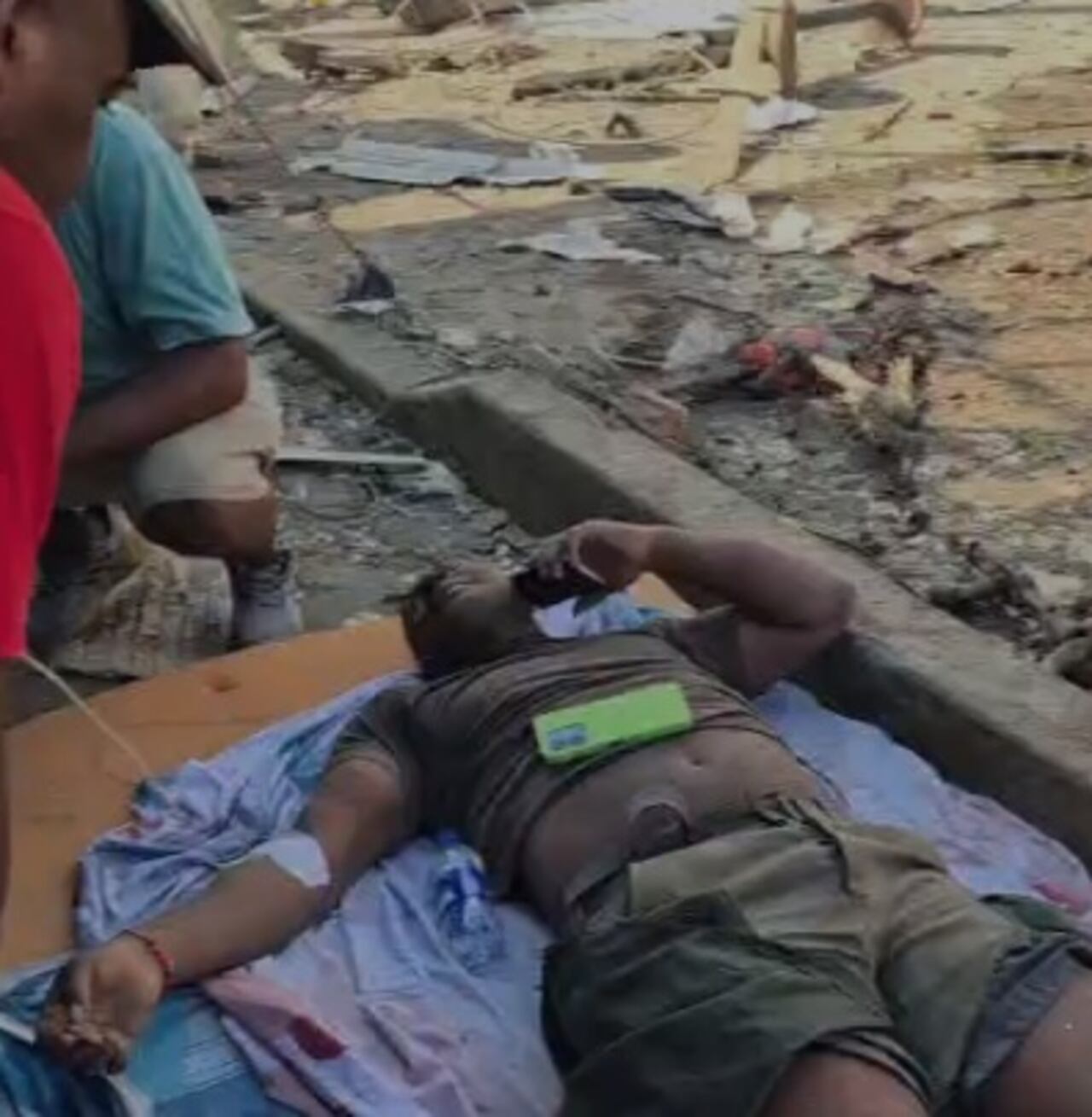 Esta situación se conoció gracias a un vídeo donde se aprecia como los dos policías son atendidos por los pobladores, quienes piden ayuda para ser trasladados a un hospital.