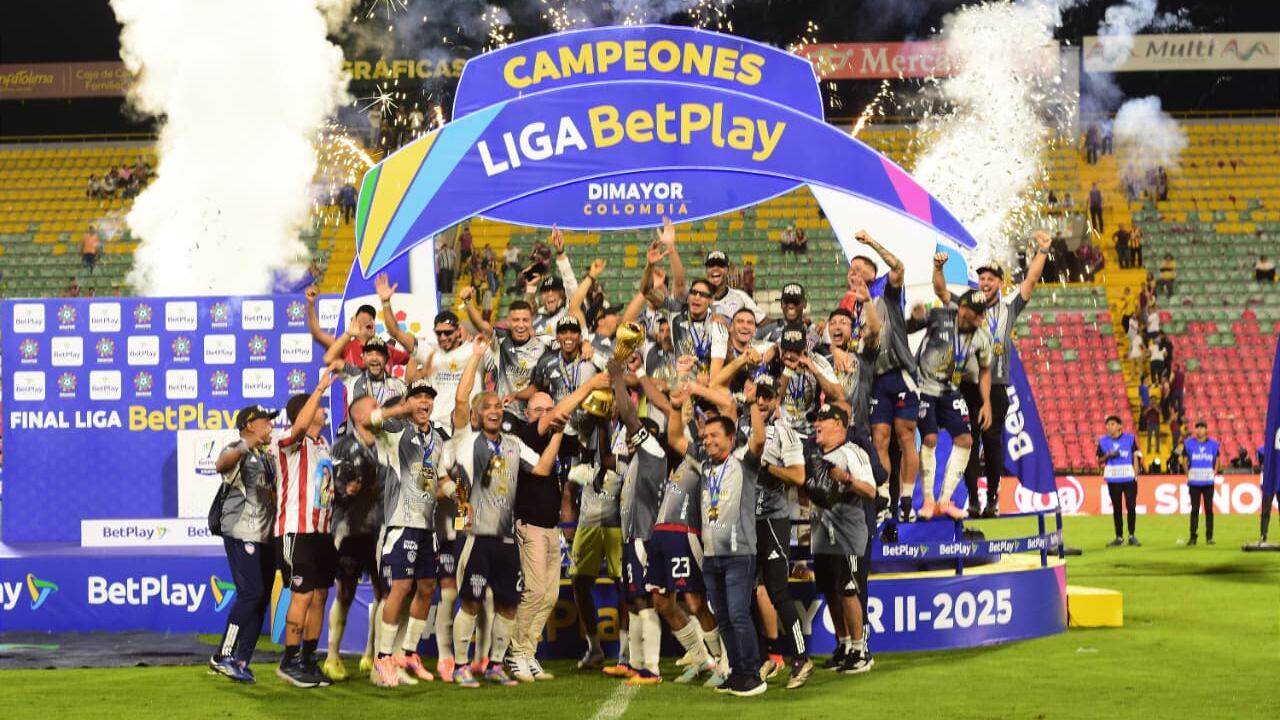Jugadores y parte del plantel del Junior de Barranquilla levantan el trofeo de campeón de la Liga Colombiana II-2025.