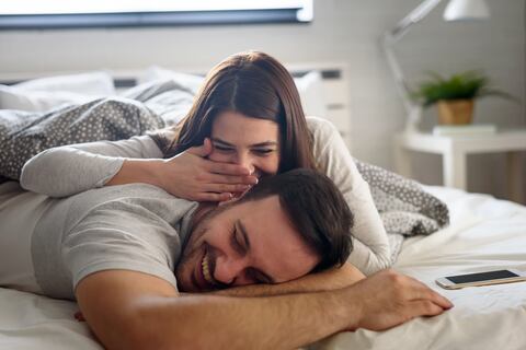 Pareja queriendo tener intimidad