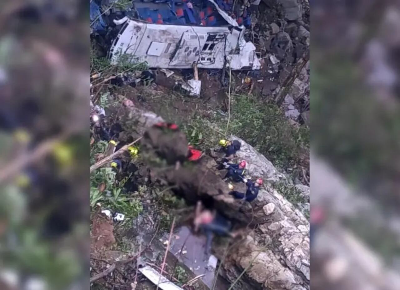 Equipos de bomberos y personal de emergencias trabajando en el rescate de los heridos tras el accidente.
