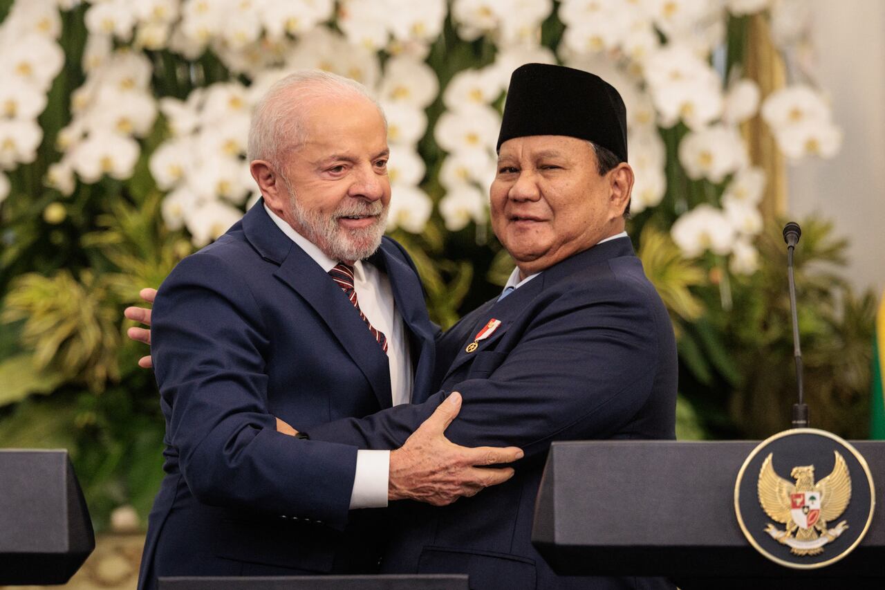 Lula da Silva junto a su homólogo indonesio, Prabowo Subianto, haciendo el anuncio de la reelección.