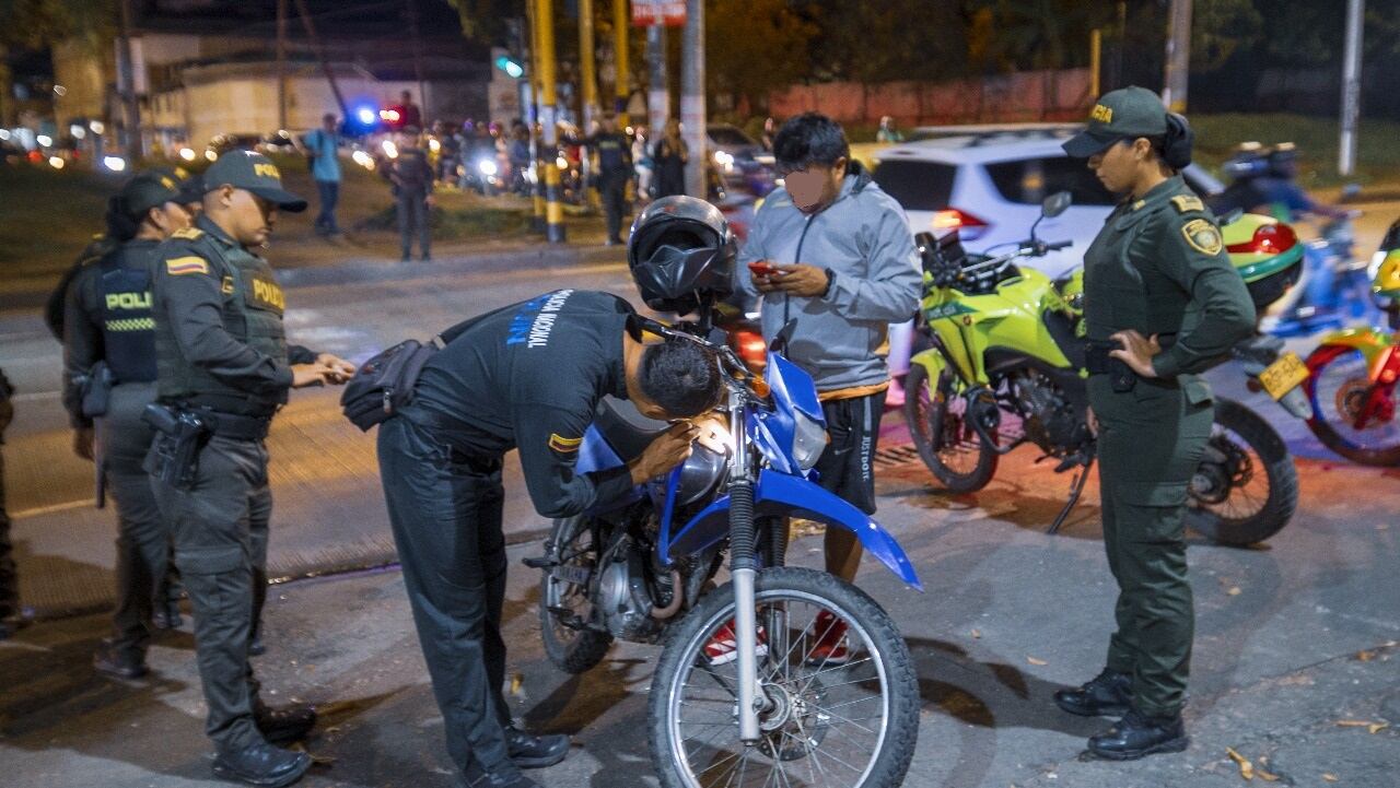 Con el objetivo de fortalecer la seguridad en zonas estratégicas de la ciudad, la Alcaldía de Cali y la Policía Metropolitana implementaron el ‘Plan Dron’, una estrategia de vigilancia aérea que combina tecnología, inteligencia y presencia operativa. La iniciativa busca enfrentar delitos como el hurto en motocicleta, el homicidio y el microtráfico en diferentes sectores urbanos.