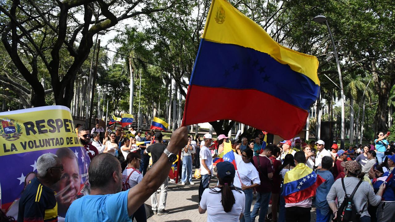 Cali: Migrantes venezolanos se reúnen en el bulevar del río en rechazo a la posesión de Maduro como presidente en Venezuela. Fotos: José L Guzmán. El País