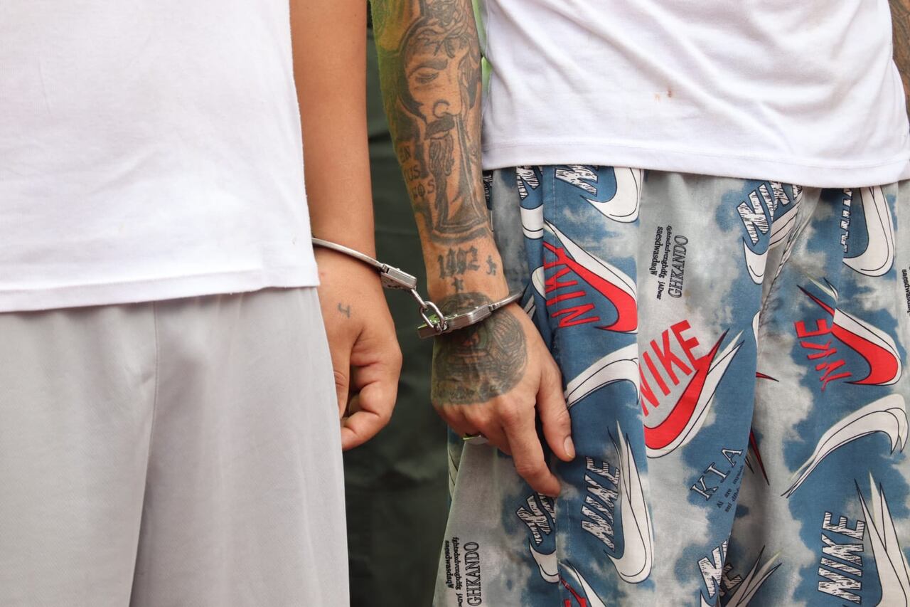 Capturan miembros de ‘Los KL’, ‘La Finca’ y ‘Los Bikers’ en Cali.
Fotos: Bernardo Peña/ El País