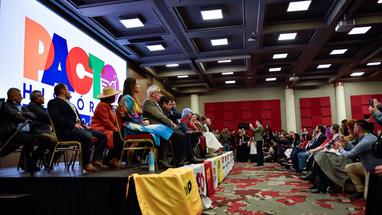 Este proceso integró el Polo Democrático, Progresistas, Colombia Humana, Partido Comunista y Unión Patriótica, junto con movimientos campesinos e indígenas, marcando la oficialización de una coalición que se presenta bajo las banderas de la política popular y de izquierda.