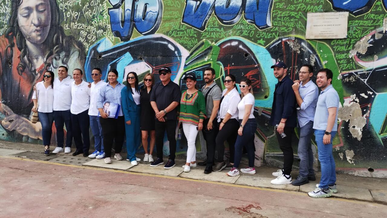 El empresario musical que nació en Siloé visitó este sábado sus calles para conocer las iniciativas culturales que se desarrollan en el mismo y brindar apoyo. Foto Compromiso Valle