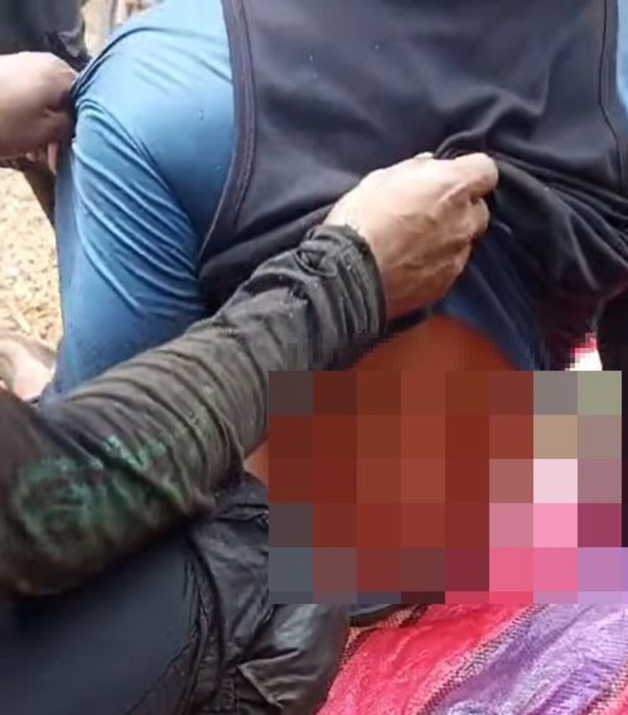 Los campesinos ayudar al herido en medio de los disparos, luego fue llevado a un hospital de este municipio.