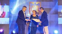 La periodista Meryth Montiel recibió el reconocimiento por su trayectoria periodística en los premios Alfonso Bonilla Aragón.