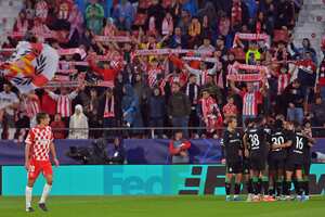 Los jugadores del Feyenoord celebran después de que el centrocampista venezolano #21 del Girona, Yangel Herrera (no visto), anotó un gol en propia puerta durante el partido de fútbol de la jornada 2 de la fase de liga de la UEFA Champions League entre el Girona FC y el Feyenoord en el estadio Montilivi en Girona el 2 de octubre de 2024. (Foto de MANAURE QUINTERO / AFP)