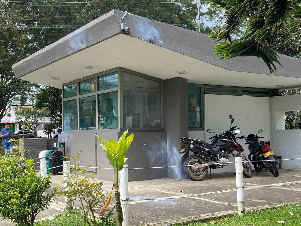 Los artefactos explosivos, de fabricación artesanal, impactaron la fachada del CAI No. 2 de la Policía, ubicada al norte de Popayán.