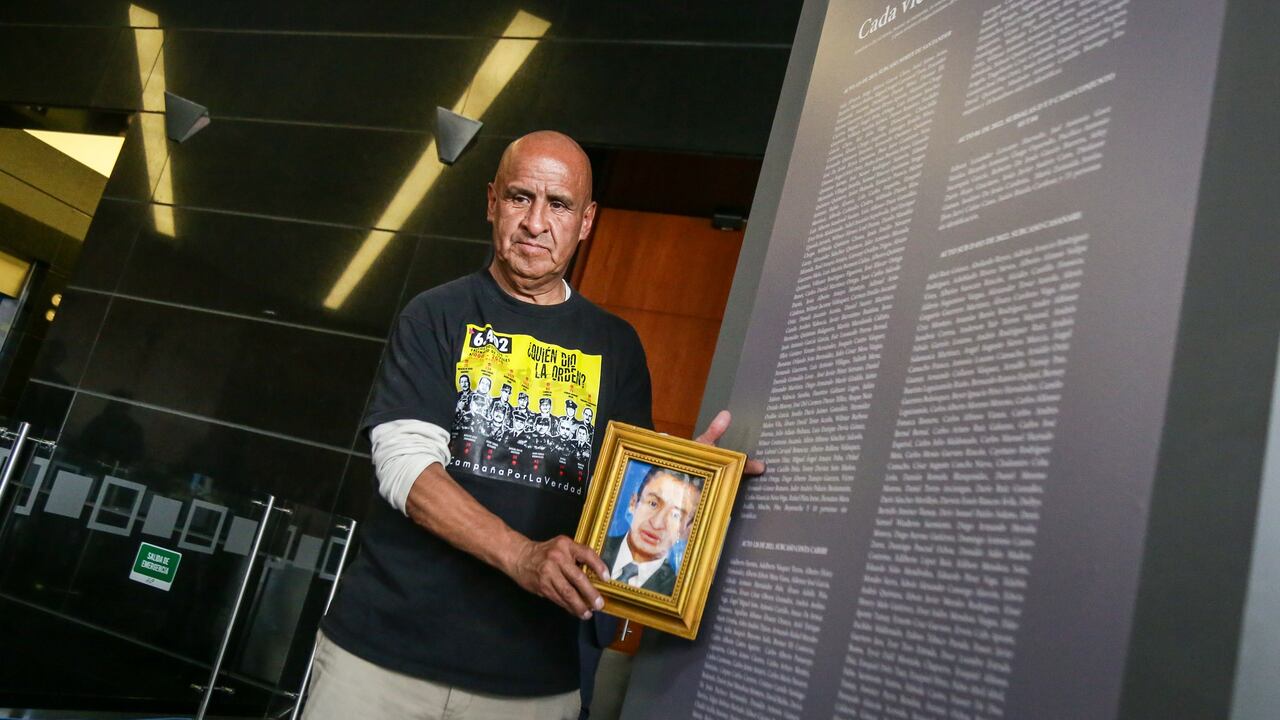 En el marco del octavo aniversario del Acuerdo de Paz, la JEP presentó la lista de 6.402 víctimas de ejecuciones extrajudiciales, conocidas como “falsos positivos”, ocurridas entre 2002 y 2008 en Colombia. Además, se inauguró la exposición "Mujeres con las botas puestas", organizada por Mafapo, honra la memoria de las víctimas de estos crímenes, destacando el rol de las mujeres en la lucha por la justicia y la reparación.