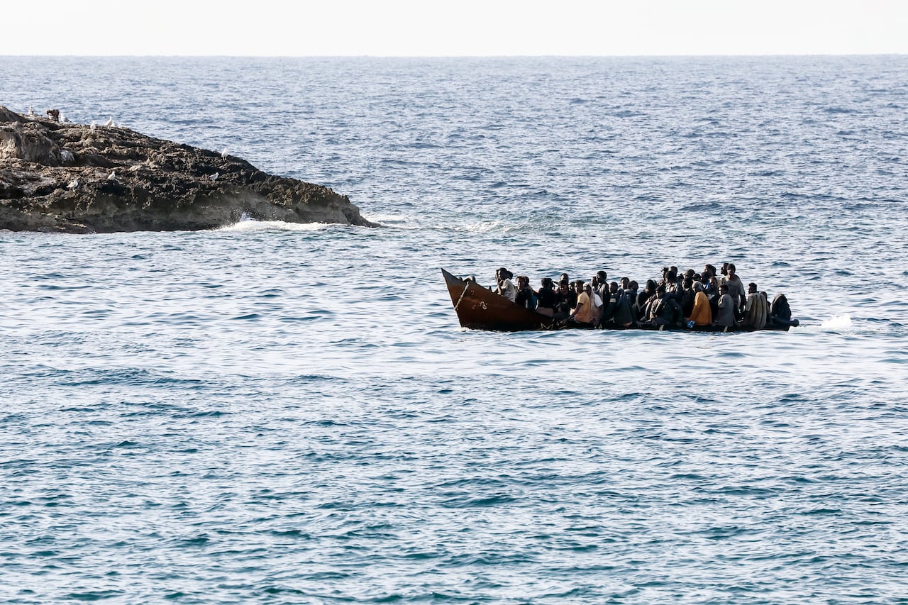 Un barco con inmigrantes llega a las costas del puerto de la isla siciliana de Lampedusa, en el sur de Italia, el sábado 16 de septiembre de 2023. La primera ministra italiana, Giorgia Meloni, promete tomar “medidas extraordinarias” para hacer frente a la afluencia de inmigrantes. Miles de migrantes llegaron a la isla italiana de Lampedusa en más de 100 barcos esta semana (Cecilia Fabiano/LaPresse vía AP)