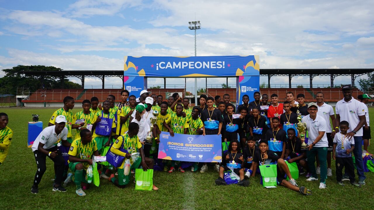 Momento de la premiación de los campeones de este torneo.