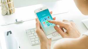 Estambul, Turquía - 20 de marzo de 2016: Mujer mirando aplicaciones de redes sociales en un nuevo Apple iPhone 6s blanco, diseñado y desarrollado por Apple inc. y fue lanzado el 9 de septiembre de 2015.